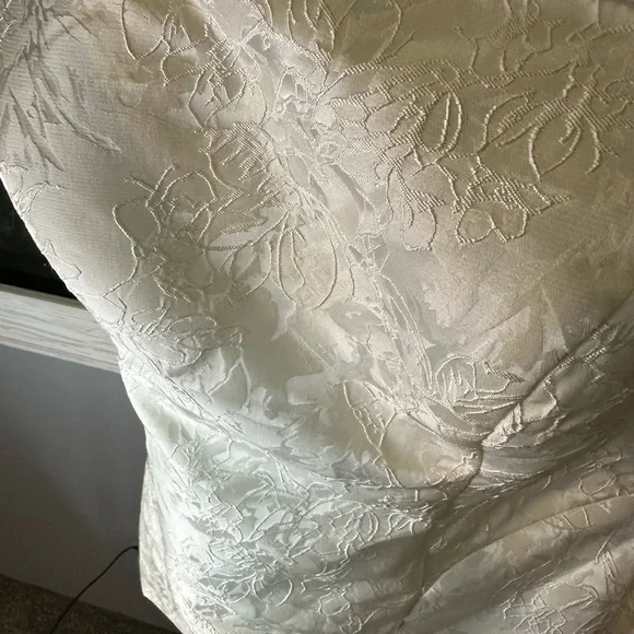 Elegant Floral Embossed Dress - Picture 2 of 5